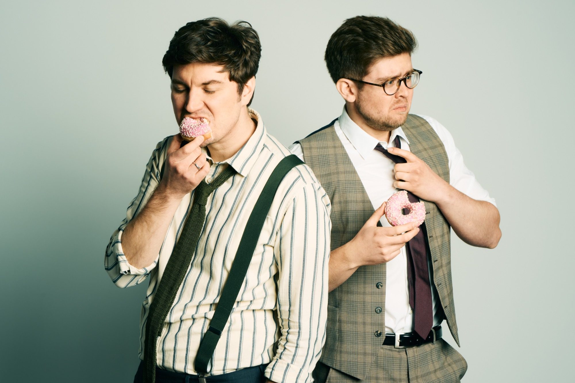 Die beiden Wissenschaftsjournalisten Jonathan Focke und Maximilian Doeckel essen Donut. | Foto: Marvin Ruppert